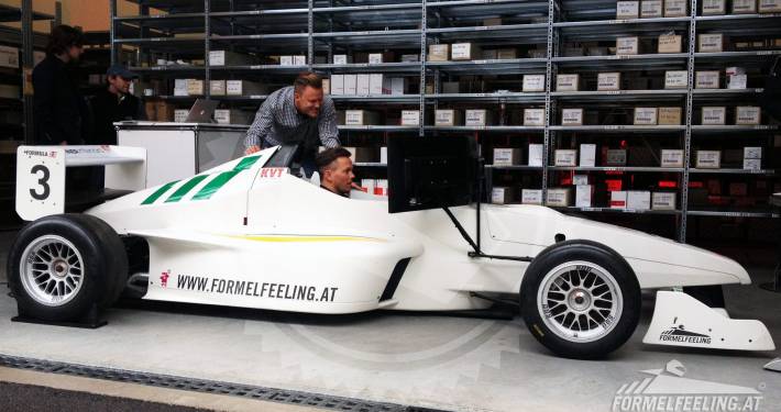 Formel 1 fahren im Formel-Simulator, Motorsport-Feeling am Messestand